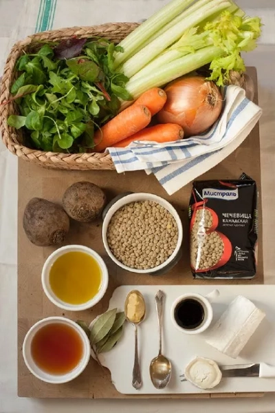 Салат из чечевицы и свеклы с козьим сыром